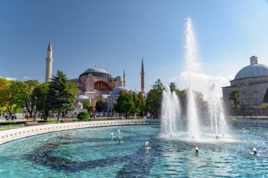 İstanbul 'daki Sultanahmet Meydanı ve Ayasofya Çeşmesi. Sultanahmet Meydanı İstanbul 'un popüler bir turizm merkezi..