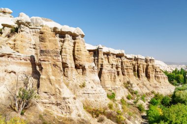 Türkiye 'nin başkenti Kapadokya' daki Güvercin Vadisi 'ndeki kaya oluşumlarının muhteşem manzarası. Goreme Tarihi Ulusal Parkı 'nın muhteşem manzarası. Kapadokya Türkiye 'nin popüler bir turizm beldesi.