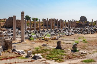 Side, Türkiye 'deki ticari agora harabeleri. Antik şehrin inanılmaz manzarası. Tarafı Türkiye 'de popüler bir turizm beldesi.