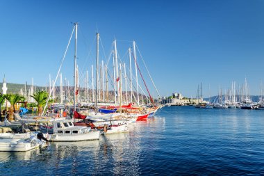 Milta Bodrum Marina 'da demirlemiş yatların manzarası. Liman kenti, Türk Rivierası 'nda popüler bir turizm beldesi..