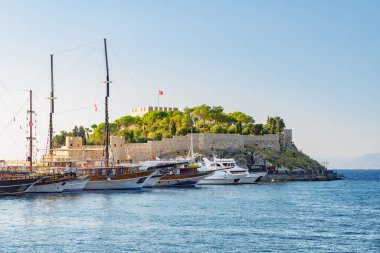 Kusadasi, Türkiye 'de manzaralı Guvercinada Adası (Güvercin Adası) manzarası. Büyük tatil beldesi Türkiye 'de popüler bir turizm beldesi.