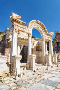 Efes 'teki harabelerin manzarası. Türkiye 'nin İzmir ilinin Selcuk ilçesindeki antik Yunan kentinin kalıntıları. Efes, Türkiye 'de popüler bir turizm merkezi..