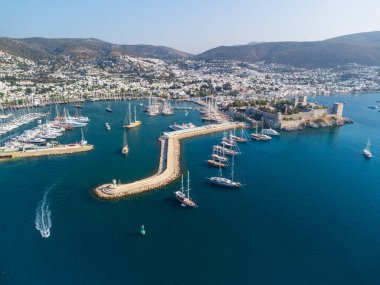 Türkiye 'deki Bodrum Marina ve Bodrum Şatosu' nun muhteşem hava manzarası. Liman kenti, Türk Rivierası 'nda popüler bir turizm beldesi..