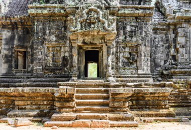 Angkor, Siem Reap, Kamboçya 'daki Thommanon tapınağının antik binaları. Yağmur ormanlarının arasına gizlenmiş gizemli Thommanon. Angkor Wat popüler bir turistik merkezdir..