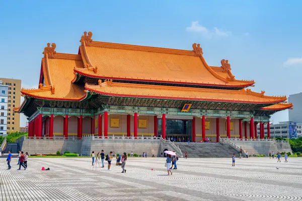 Taipei, Tayvan - 23 Nisan 2019: Liberty Meydanı 'ndaki Ulusal Konser Salonu' nun muhteşem manzarası. Meydan Asya 'nın popüler bir turizm beldesidir..