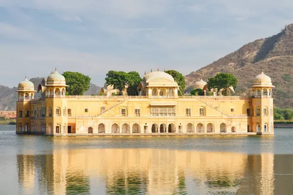 Stock image Awesome view of Jal Mahal (Water Palace) in the middle of the Man Sagar Lake in Jaipur, Rajasthan, India. Amazing Rajput style of architecture. Jaipur is a popular tourist destination of South Asia.