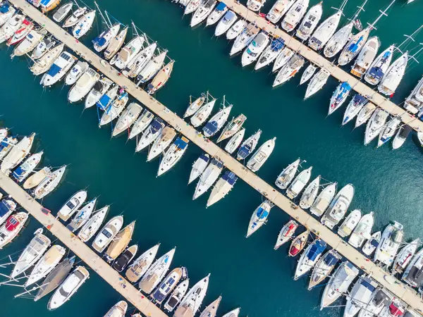 Türkiye 'nin Marmaris Marina kentindeki yatların hava görüntüsü. Liman kenti, Türk Rivierası 'nda popüler bir turizm beldesi..