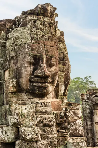 Antik Bayon Tapınağı 'nın dev taş yüzü. Angkor Thom, Siem Reap, Kamboçya 'daki Bayon tapınağı. Angkor Thom popüler bir turistik merkezdir..