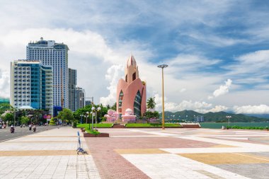 Nha Trang, Vietnam - 14 Ağustos 2020: Tram Huong Kulesi ve 2 Nisan Meydanı 'nın muhteşem manzarası. Merkezi meydan Asya 'nın popüler bir turistik merkezidir. İnanılmaz bir şehir manzarası.
