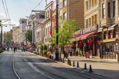 İstanbul, Türkiye - 13 Eylül 2021: Fatih İlçesi Divan Yolu Caddesi manzaralı. Sultanahmet Tarihi Alanı Türkiye 'de popüler bir turizm merkezidir..