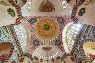 İstanbul, Türkiye - 16 Eylül 2021: Süleyman Camii, İstanbul, Türkiye 'deki ibadethane. Osmanlı İmparatorluk Camii turistler ve hacılar arasında popüler bir yerdir..