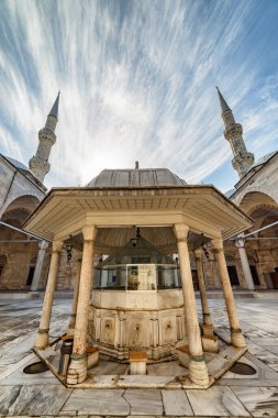 Türkiye 'nin İstanbul kentindeki Seyzade Camii' nin avlusundaki abdest çeşmesi. Osmanlı İmparatorluk Camii dünyadaki turistler ve hacılar arasında popüler bir yerdir..