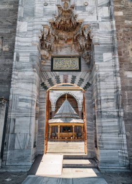 İstanbul, Türkiye - 16 Eylül 2021: İstanbul, Türkiye 'deki Fatih Camii' ne Giriş. Osmanlı İmparatorluk Camii dünyadaki turistler ve hacılar arasında popüler bir yerdir..