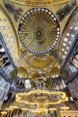 İstanbul, Türkiye - 19 Eylül 2021: Ayasofya 'nın İçi. Ulu Cami ve eski adıyla Kilise, İstanbul 'un hacılar ve turistleri arasında popüler bir yerdir..