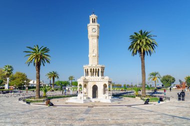 İzmir, Türkiye - 26 Ekim 2021: Konak Meydanı 'nın ortasındaki İzmir Saat Kulesi manzarası. Kule liman şehrinin simgesidir..