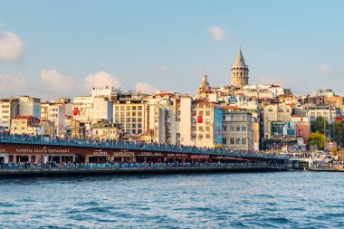 İstanbul, Türkiye - 1 Kasım 2021: İstanbul gün batımında ufuk çizgisi. Galata Kulesi ve Galata Köprüsü 'nün muhteşem manzarası. İstanbul popüler bir turizm beldesi.