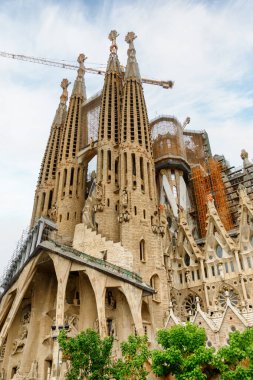 Barcelona, İspanya - 22 Ağustos 2014: Basilica de la Sagrada Familia 'nın muhteşem manzarası. Sagrada Familia, Antoni Gaudi tarafından tasarlanmıştır. Kilise, UNESCO 'nun Dünya Mirası Alanının bir parçası.