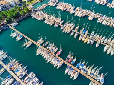 Türkiye 'nin Fethiye Marina kentindeki yatların hava manzarası. İHA marinanın üzerinde uçuyor. Fethiye, Türk Rivierası 'nda popüler bir turizm beldesi..