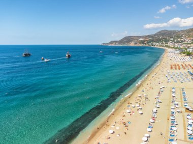 Türkiye 'nin Alanya kentindeki Kleopatra Plajı' nın hava manzarası. Kıyı kenti Türkiye 'de popüler bir turizm beldesi.