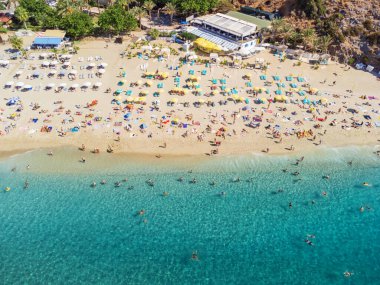 Türkiye 'nin Alanya kentindeki Kleopatra Plajı' nın hava manzarası. Kıyı kenti Türkiye 'de popüler bir turizm beldesi.