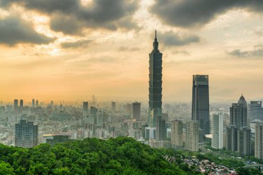 Tayvan 'da, gün batımında dağın tepesinden müthiş bir Taipei manzarası. Gökdelenler ve şehir merkezindeki diğer modern binalar. İnanılmaz bir şehir manzarası. Taipei Asya 'nın popüler bir turizm merkezidir..