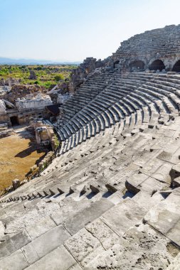 Side, Türkiye 'deki antik tiyatro manzarası. Tarafı Türkiye 'de popüler bir turizm beldesi.