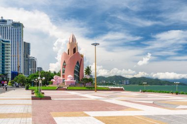 Tram Huong Kulesi 'nin ve Nha Trang, Vietnam' daki 2 Nisan Meydanı 'nın muhteşem manzarası. Merkezi meydan Asya 'nın popüler bir turistik merkezidir. İnanılmaz bir şehir manzarası.