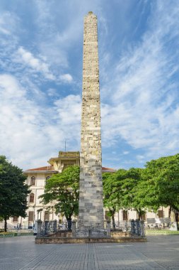 İstanbul Sultanahmet Meydanı 'ndaki Obelisk Duvarı' nın (Konstantin 'in Obelisk) muhteşem manzarası. Marmara Üniversitesi arka planda görünür. Roma anıtı popüler bir turistik ilgi odağı..