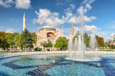 İstanbul 'daki Sultanahmet Meydanı ve Ayasofya Çeşmesi. Sultanahmet Meydanı İstanbul 'un popüler bir turizm merkezi..