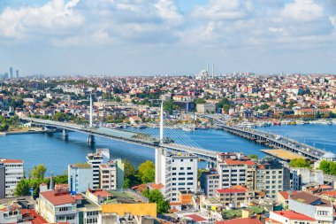 İstanbul, Türkiye 'deki Altın Boynuz' un havadan görünüşü. Galata Kulesi 'nden inanılmaz bir şehir manzarası. İstanbul dünyada popüler bir turizm beldesi.