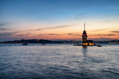 İstanbul, Türkiye 'de Bakire Kulesi (Leander' s Tower) ve Boğaz 'ın günbatımı manzarası. İstanbul dünyada popüler bir turizm beldesi.