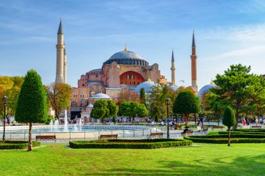İstanbul 'daki Sultanahmet Meydanı ve Ayasofya Çeşmesi. Sultanahmet Meydanı İstanbul 'un popüler bir turizm merkezi..
