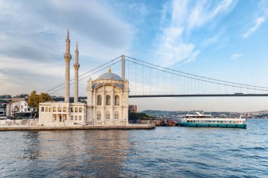 Ortakoy Camii ve İstanbul 'daki Boğaz manzarası. Boğaziçi Köprüsü (15 Temmuz Şehitler Köprüsü) arka planda görülüyor.