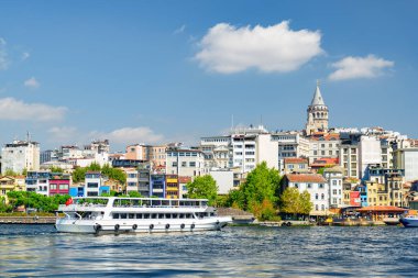 İstanbul silueti. Galata Kulesi ve Galata Köprüsü 'nün muhteşem manzarası. İstanbul popüler bir turizm beldesi.