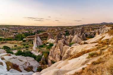 Türkiye 'nin Kapadokya kentindeki Peri Bacaları adı verilen kaya oluşumlarının muhteşem manzarası. Goreme Tarihi Ulusal Parkı 'nın muhteşem manzarası. Kapadokya Türkiye 'nin popüler bir turizm beldesi.