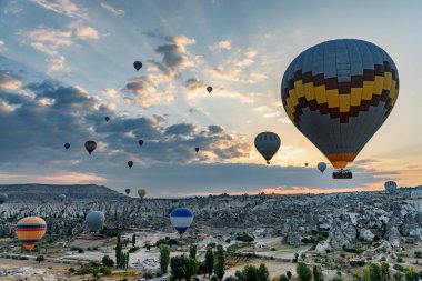 Goreme Tarihi Ulusal Parkı üzerinde uçan renkli sıcak hava balonlarının muhteşem manzarası. Kapadokya 'nın muhteşem manzarası, Türkiye.