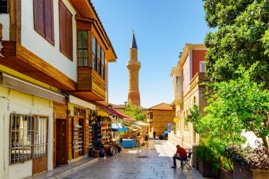 Kesik Minare 'nin muhteşem manzarası ve Antalya' nın Kaleici ilçesinde eski bir sokak. Kaleici bölgesi tarihi kent merkezi ve Türkiye 'de popüler bir turistik merkezdir..