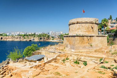 Antalya 'nın Kaleici ilçesindeki Hidirlik Kulesi' nin muhteşem manzarası. Kaleici bölgesi tarihi kent merkezi ve Türkiye 'de popüler bir turistik merkezdir..
