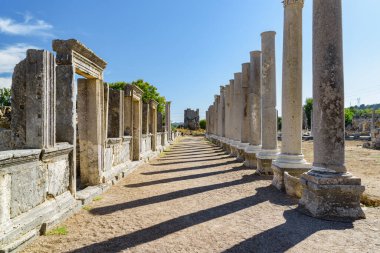 Türkiye 'nin Antalya ilinin Perge (Perga) kentindeki agora kalıntıları. Antik Yunan şehrinin muhteşem manzarası. Perge Türkiye 'de popüler bir turizm beldesi.