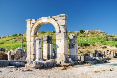 Antalya ilinin Perge (Perga) manzaralı harabeleri. Antik Yunan şehrinin muhteşem manzarası. Perge Türkiye 'de popüler bir turizm beldesi.