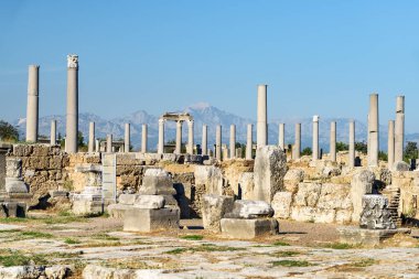 Antalya ilinin Perge (Perga) manzaralı harabeleri. Antik Yunan şehrinin muhteşem manzarası. Perge Türkiye 'de popüler bir turizm beldesi.