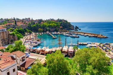 Kaleici 'deki Antalya Marina manzarası. Kaleici bölgesi tarihi kent merkezi ve Türkiye 'de popüler bir turistik merkezdir..