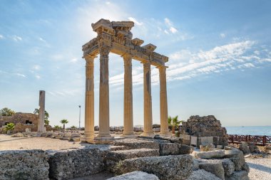 Türkiye 'nin Akdeniz kıyısındaki Apollo Tapınağı' nın muhteşem kalıntıları. Roma tapınağı Türkiye 'de popüler bir turistik merkezdir. Güneşli bir günde sütunların inanılmaz manzarası.