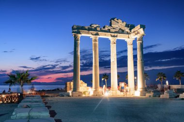 Türkiye 'nin Akdeniz kıyısındaki Apollo Tapınağı' nın muhteşem kalıntıları. Roma tapınağı Türkiye 'de popüler bir turizm merkezi..