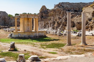 Side, Türkiye 'deki ticari agora harabeleri. Antik şehrin inanılmaz manzarası. Tarafı Türkiye 'de popüler bir turizm beldesi.