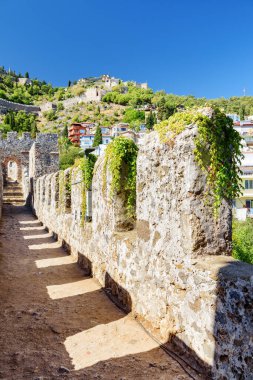 Türkiye 'deki Alanya Şatosu' nun kale duvarları boyunca manzaralı yürüyüş. Ortaçağ şatosu Türkiye 'de popüler bir turizm merkezi..