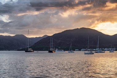 Türkiye 'nin Marmaris Limanı' ndan geçen yatların günbatımı manzarası. Liman kenti, Türk Rivierası 'nda popüler bir turizm beldesi..