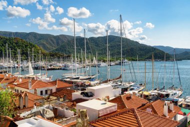 Türkiye 'deki Marmaris Marina manzarası. Liman kenti, Türk Rivierası 'nda popüler bir turizm beldesi..