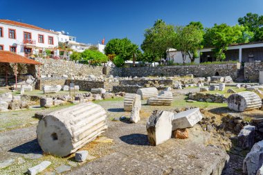 Türkiye 'nin Bodrum kentindeki Halicarnassus' taki (Mausolus 'un Mezarı) mozolenin kalıntıları. Anıt mezar, Antik Dünya 'nın Yedi Harikası' ndan biri ve Türkiye 'de popüler bir turizm merkezi..