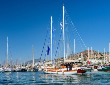 Milta Bodrum Marina 'da demirlemiş yatların manzarası. Liman kenti, Türk Rivierası 'nda popüler bir turizm beldesi..